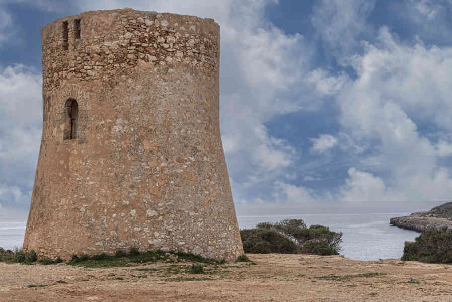Mallorca - Llucmajor 27 - torre de Cala Pi.jpg